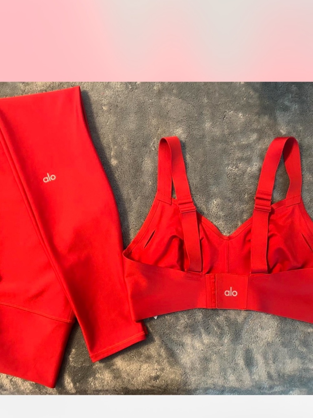 ALO Yoga red set
Small bottom
Medium top